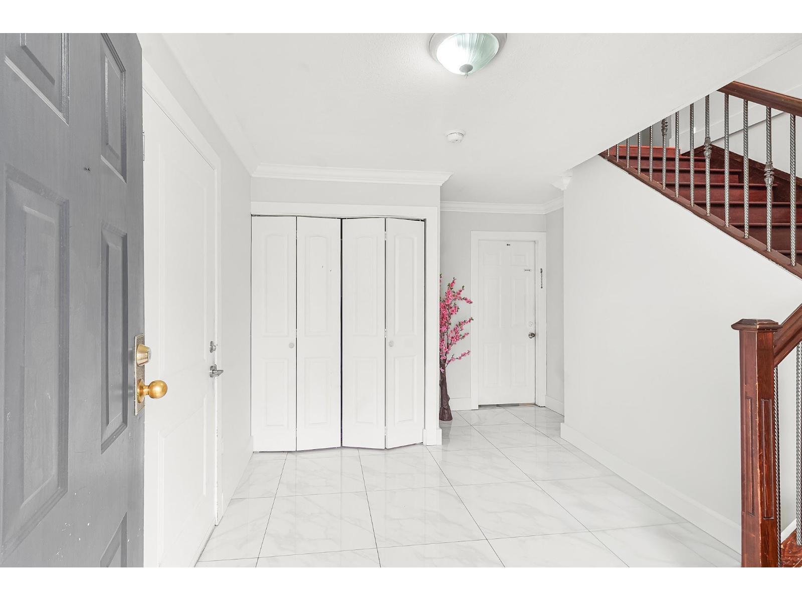 31910 Mayne Avenue, Abbotsford, British Columbia  V2T 4W9 - Photo 3 - R3074973