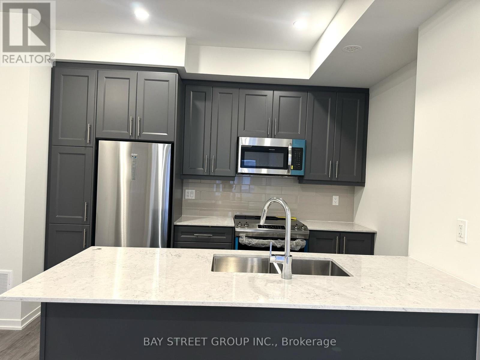 Th307 - 130 Honeycrisp Crescent, Vaughan, Ontario  L4K 0N7 - Photo 4 - N12653656