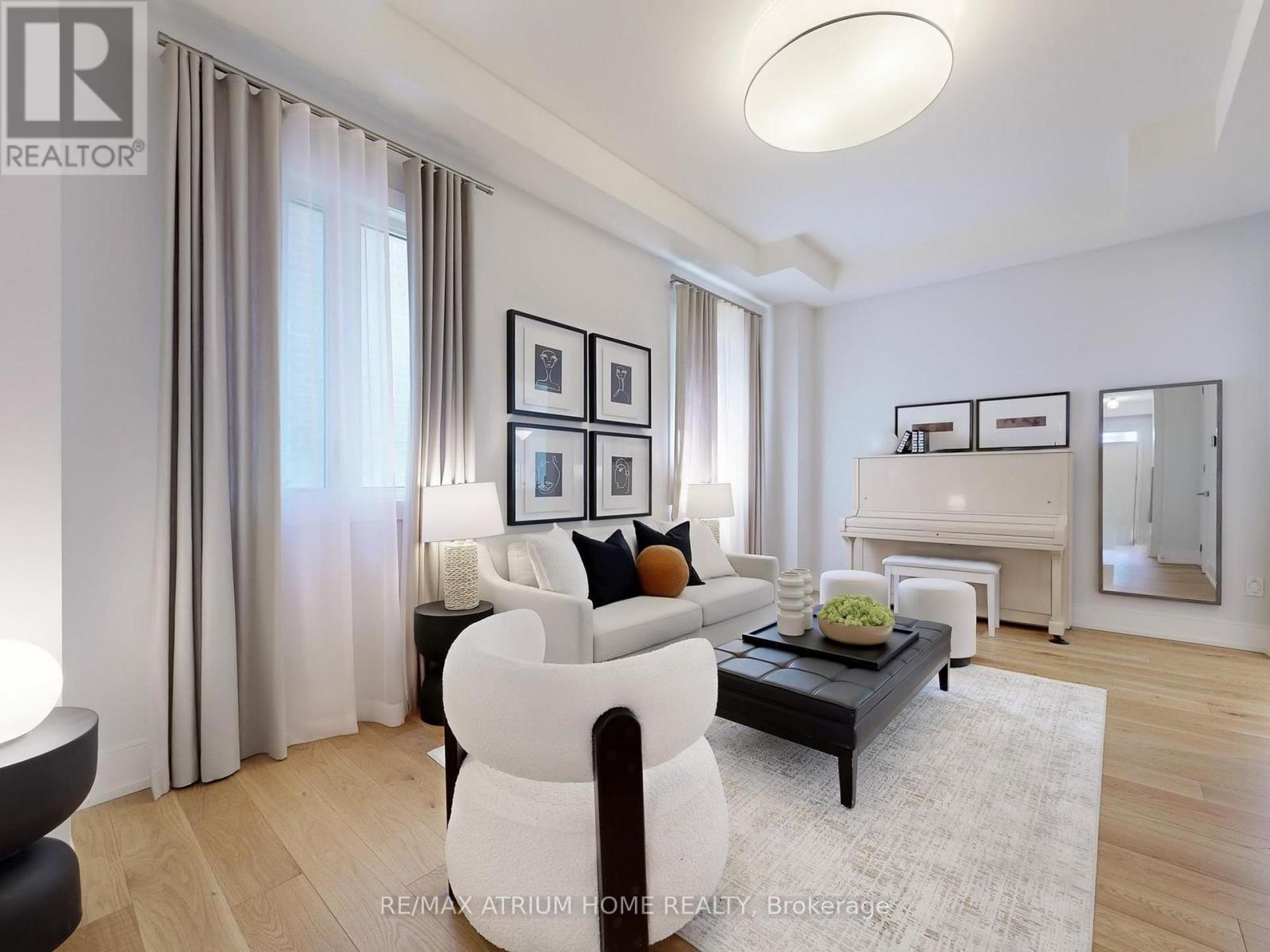 7 Orbit Avenue, Richmond Hill, Ontario  L4C 4Z2 - Photo 2 - N12653672