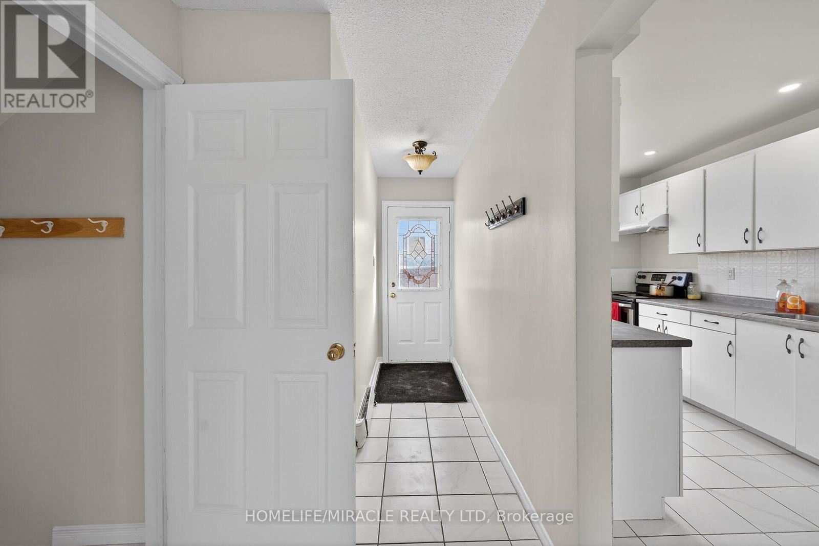 19 Hindquarter Court, Brampton (Central Park), Ontario  L6S 2C3 - Photo 5 - W12652510