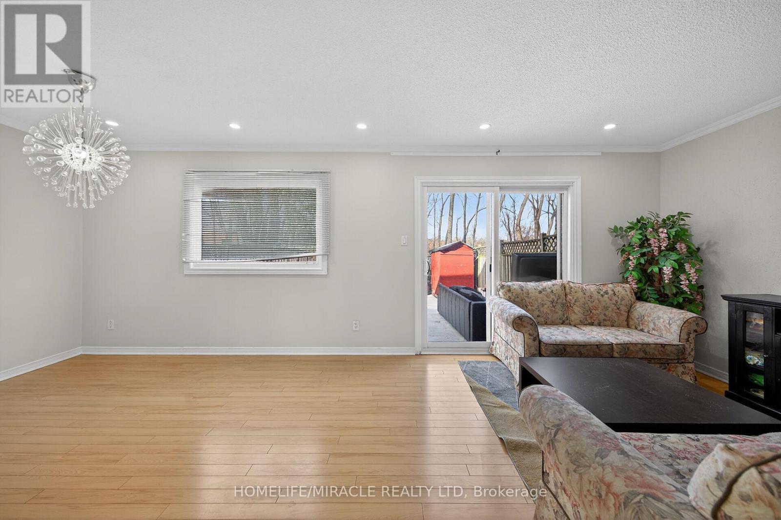 19 Hindquarter Court, Brampton (Central Park), Ontario  L6S 2C3 - Photo 7 - W12652510