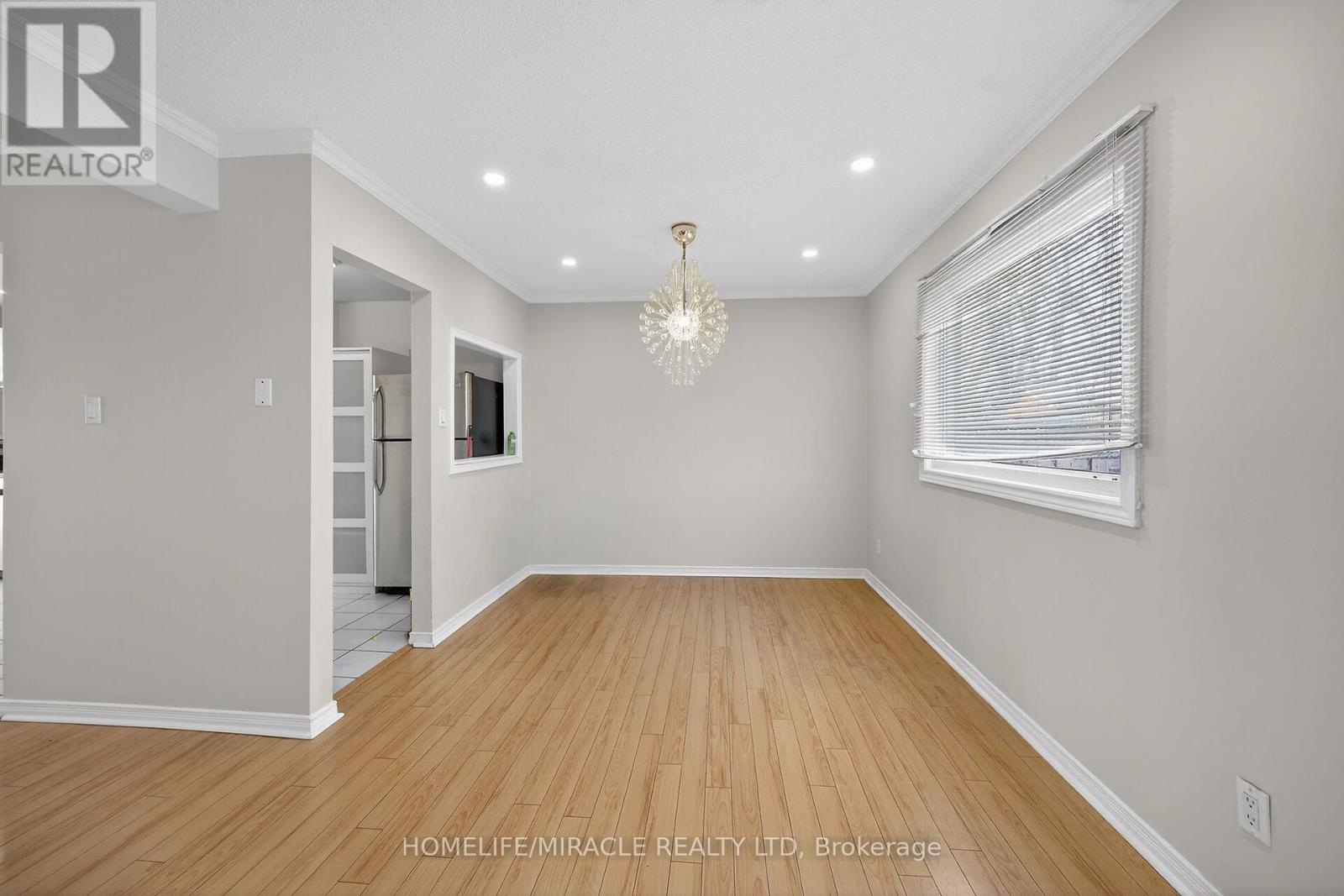 19 Hindquarter Court, Brampton (Central Park), Ontario  L6S 2C3 - Photo 8 - W12652510