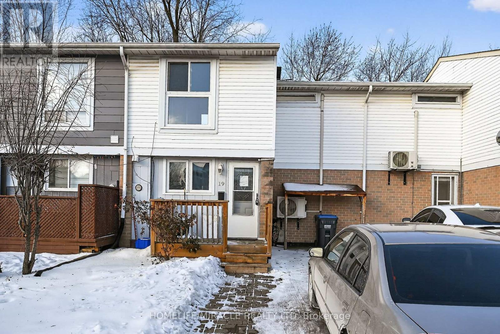 19 Hindquarter Court, Brampton (Central Park), Ontario  L6S 2C3 - Photo 2 - W12652510