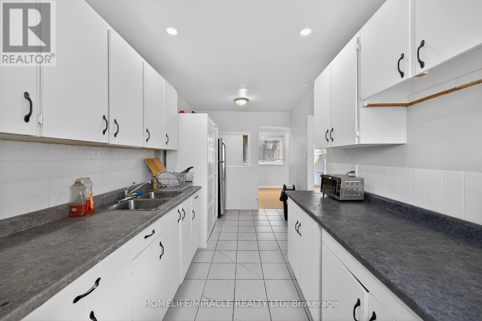 19 Hindquarter Court, Brampton (Central Park), Ontario  L6S 2C3 - Photo 12 - W12652510