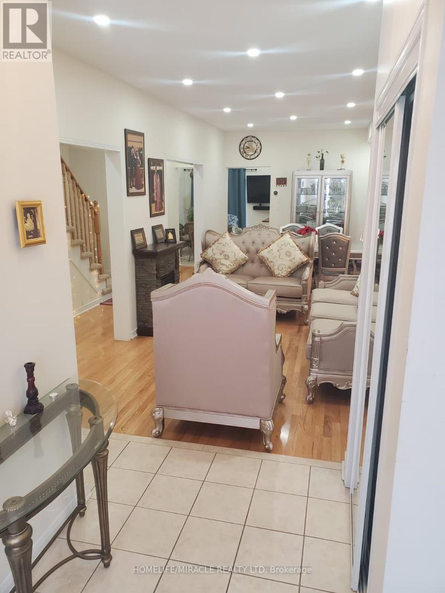 Main - 17 Portrush Trail, Brampton, Ontario  L6X 0R4 - Photo 4 - W12653766