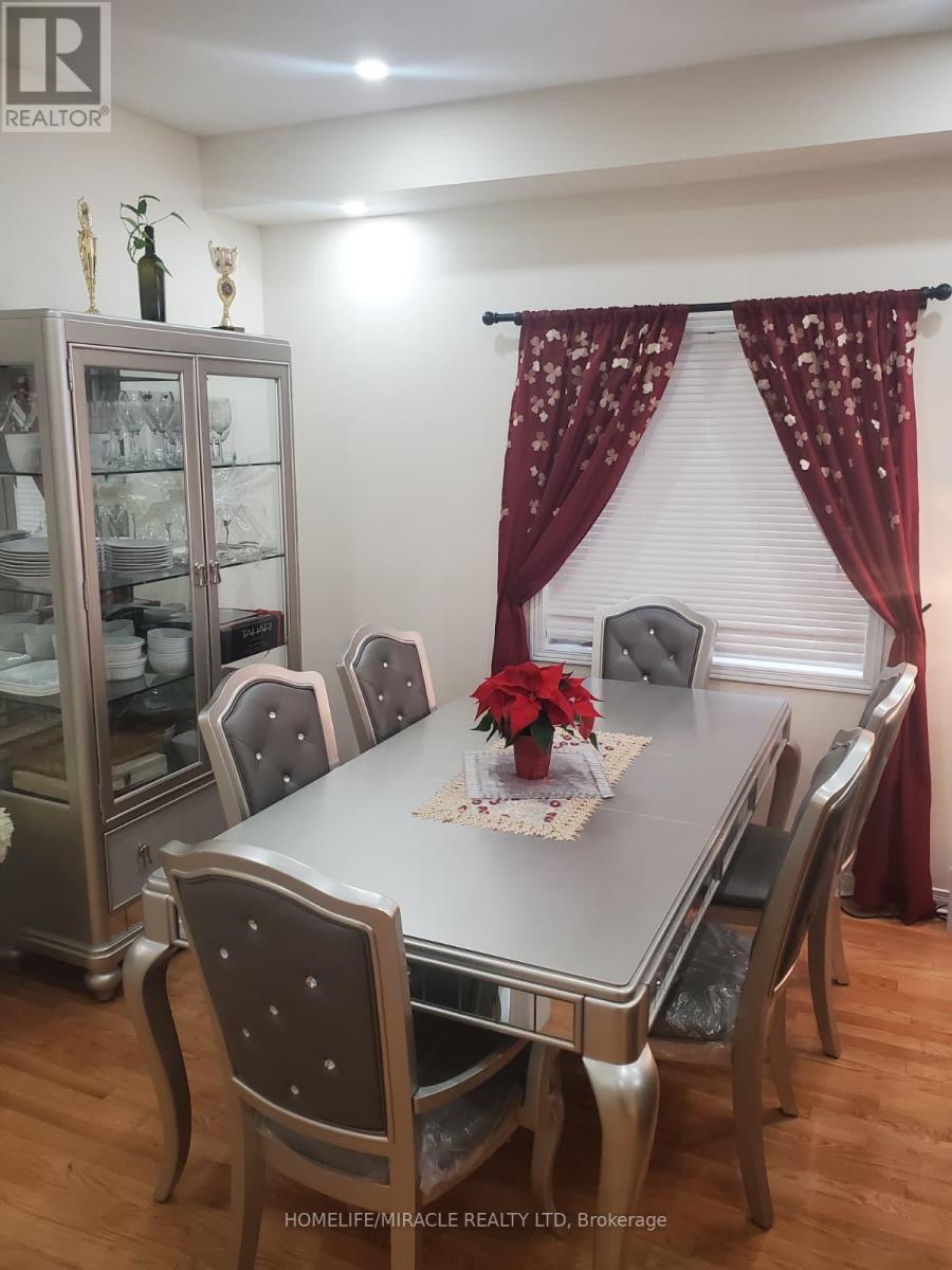 Main - 17 Portrush Trail, Brampton, Ontario  L6X 0R4 - Photo 7 - W12653766