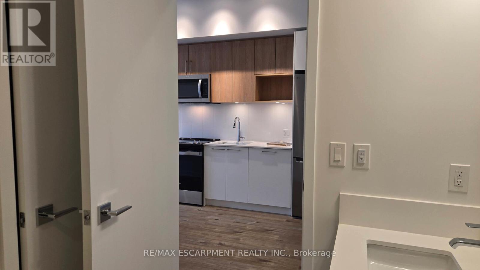 102 - 500 Plains Road E, Burlington, Ontario  L3T 2E1 - Photo 14 - W12652938