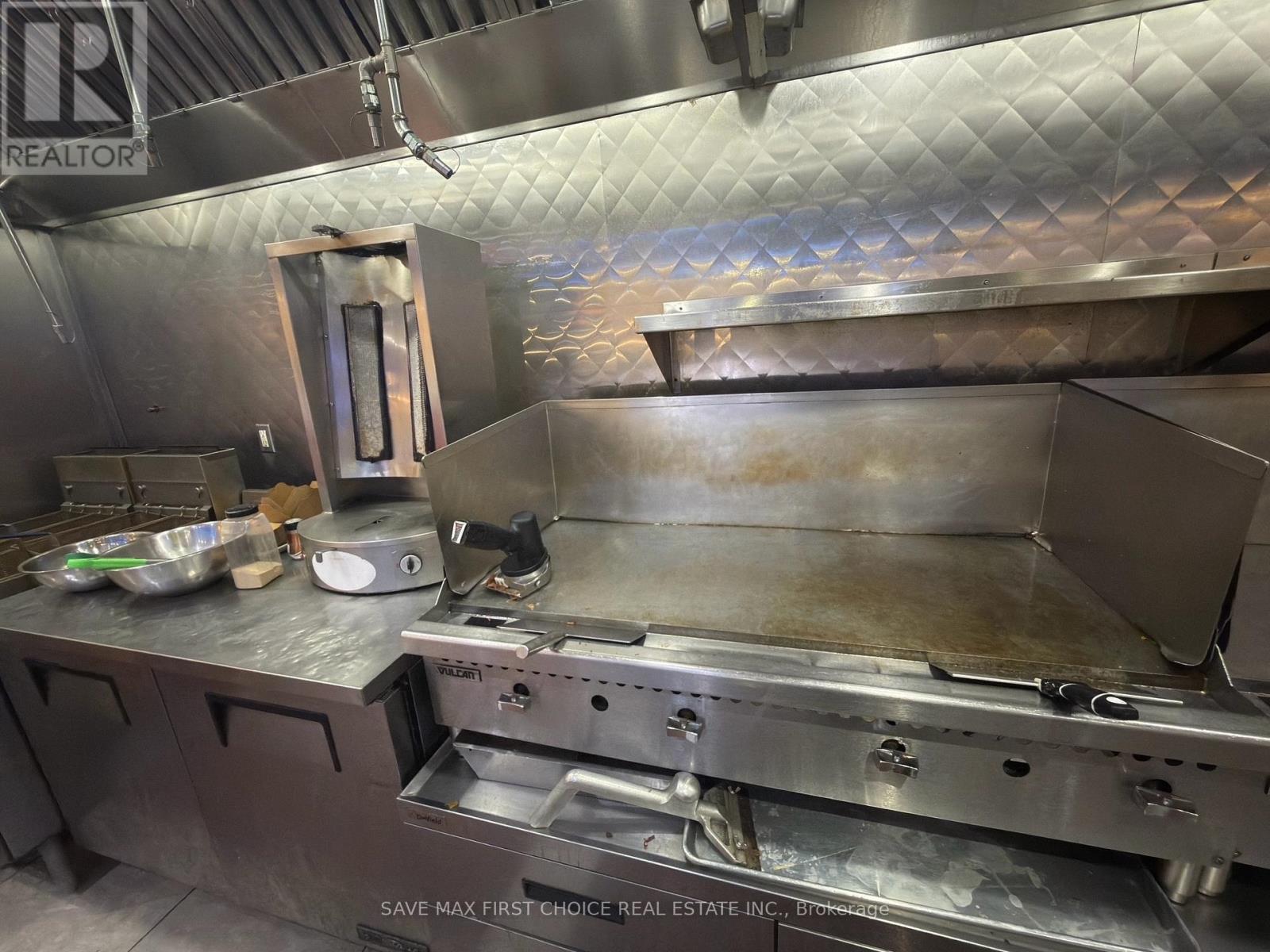 6 - 6045 Mavis Road, Mississauga, Ontario  L5R 4G6 - Photo 2 - W12649728