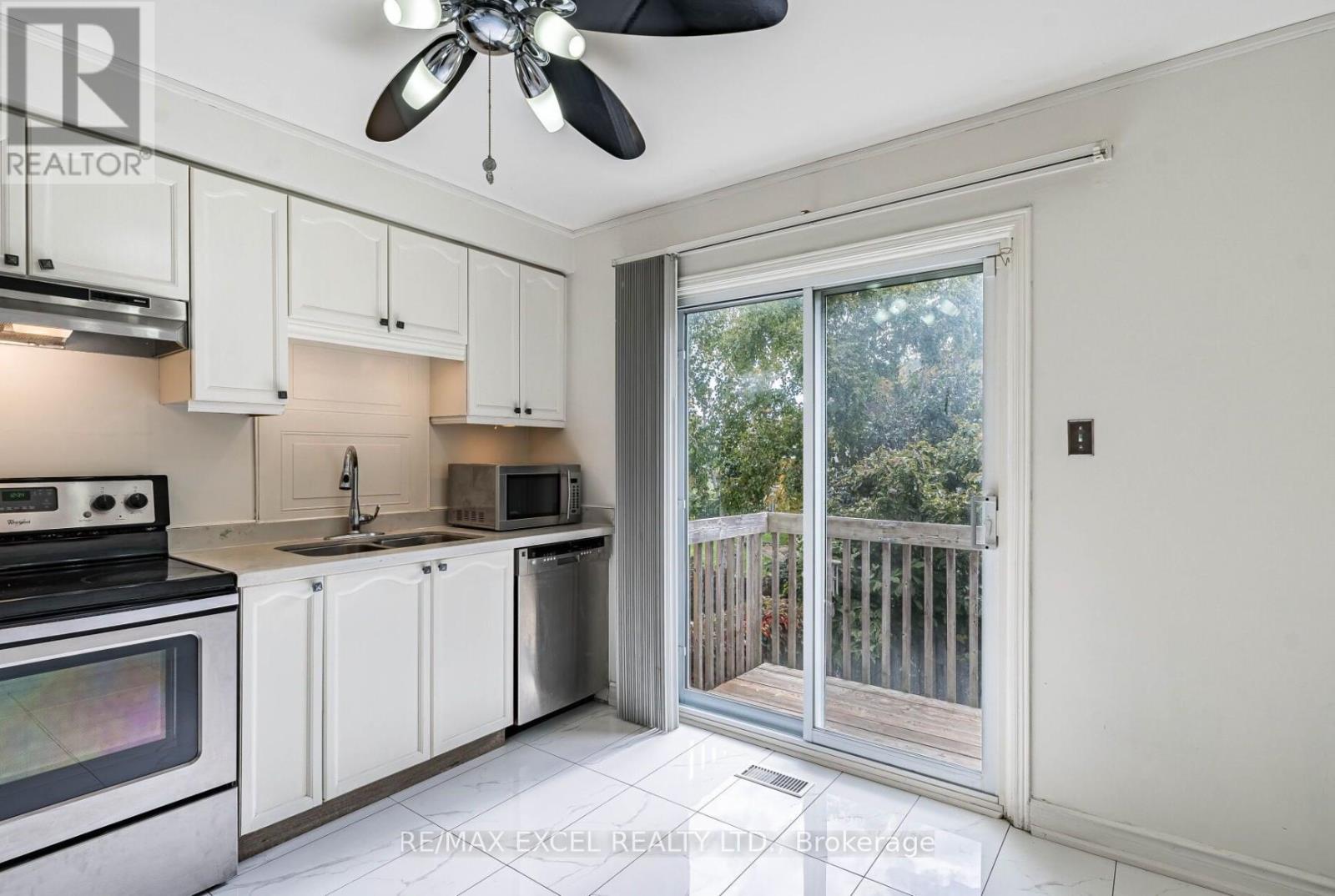 Room - 425 Elmwood Court, Oshawa, Ontario  L1G 7X8 - Photo 3 - E12653858