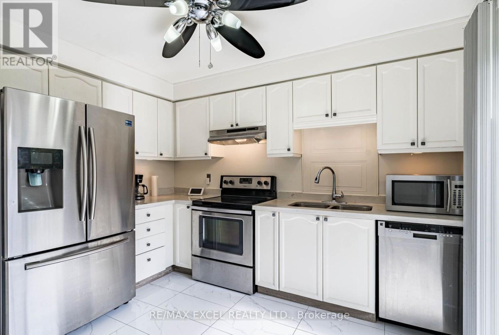 Room - 425 Elmwood Court, Oshawa, Ontario  L1G 7X8 - Photo 4 - E12653858