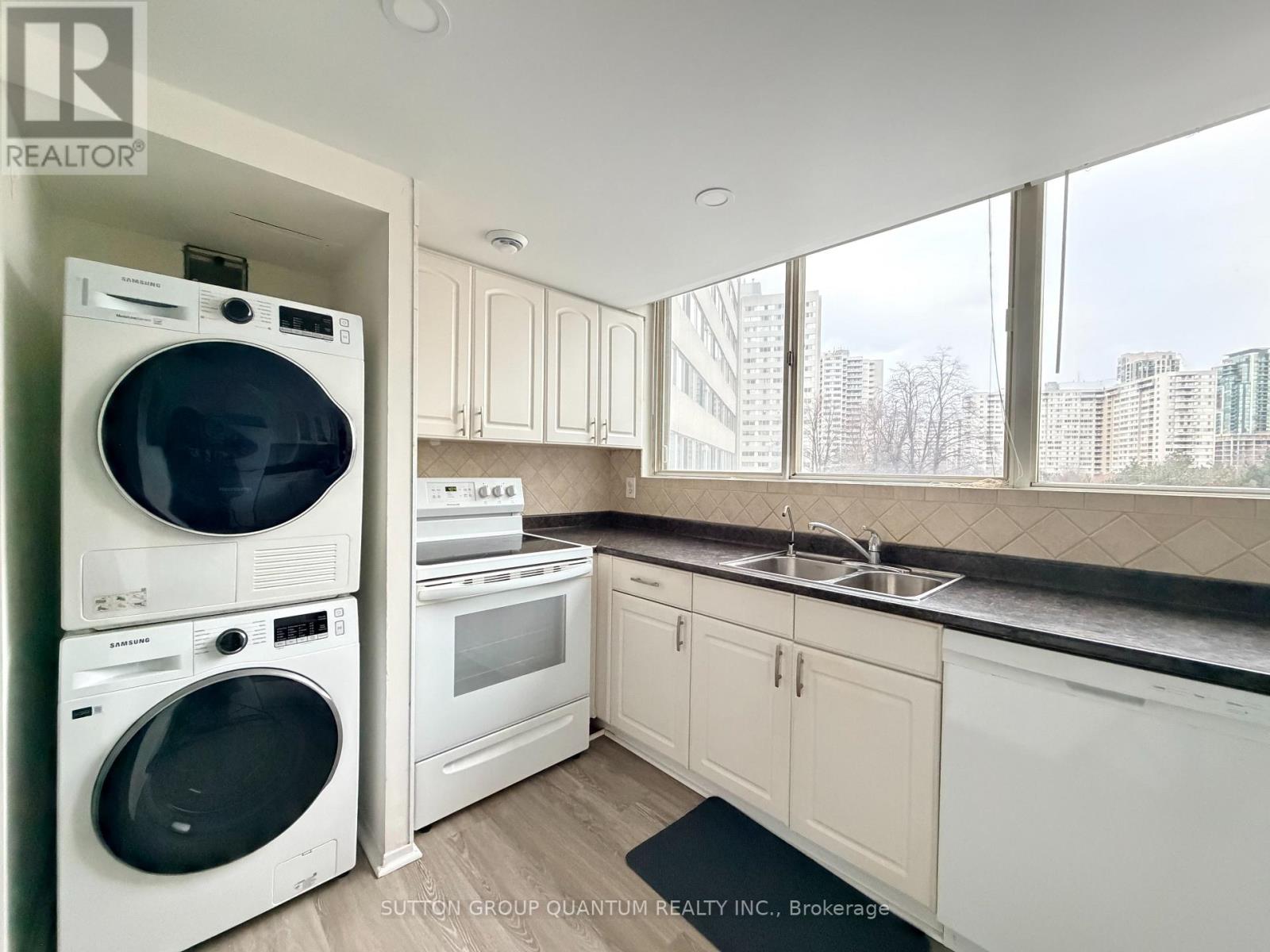 405 - 3700 Kaneff Crescent, Mississauga, Ontario  L5A 4B8 - Photo 2 - W12653888