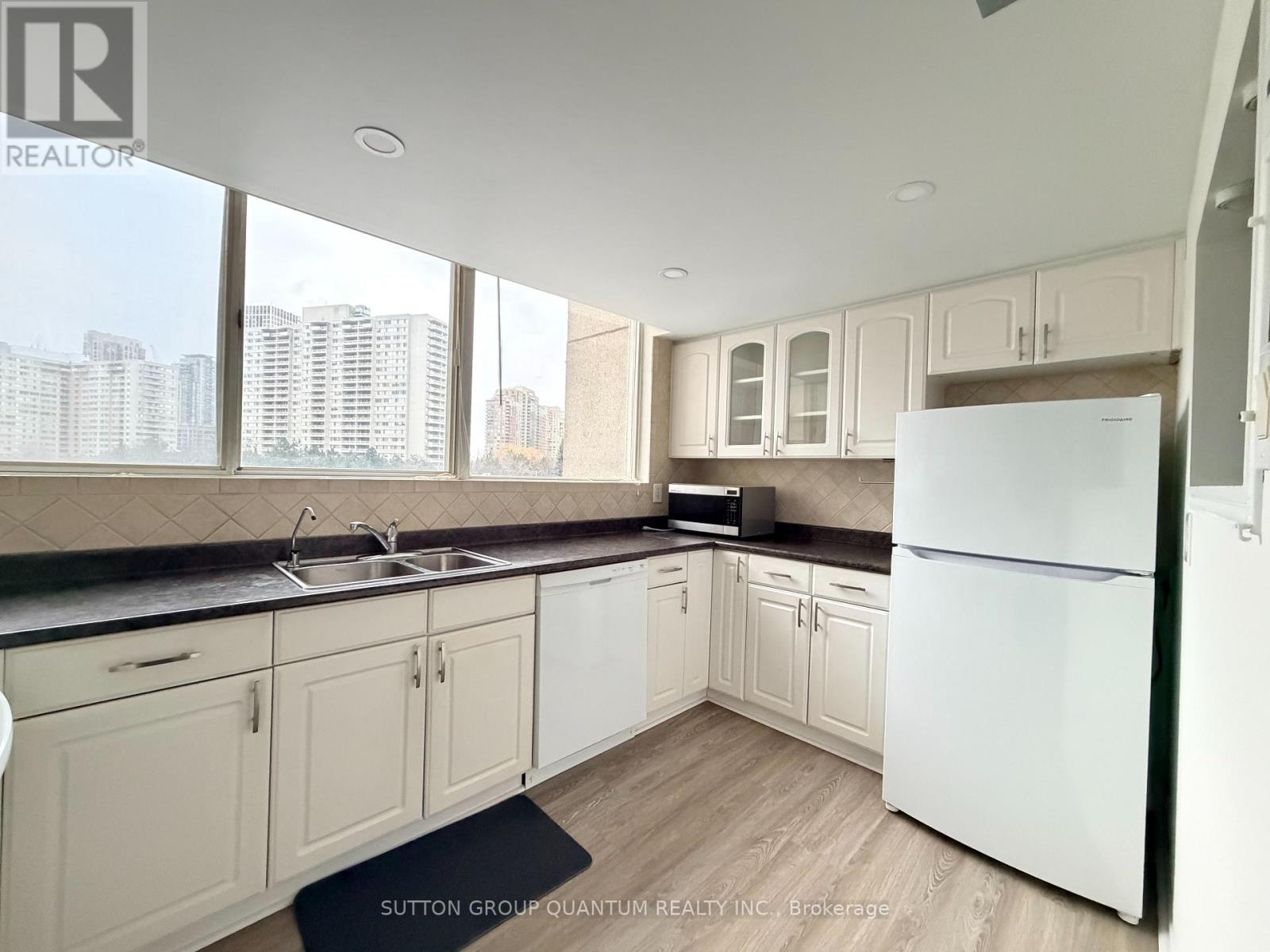 405 - 3700 Kaneff Crescent, Mississauga, Ontario  L5A 4B8 - Photo 3 - W12653888