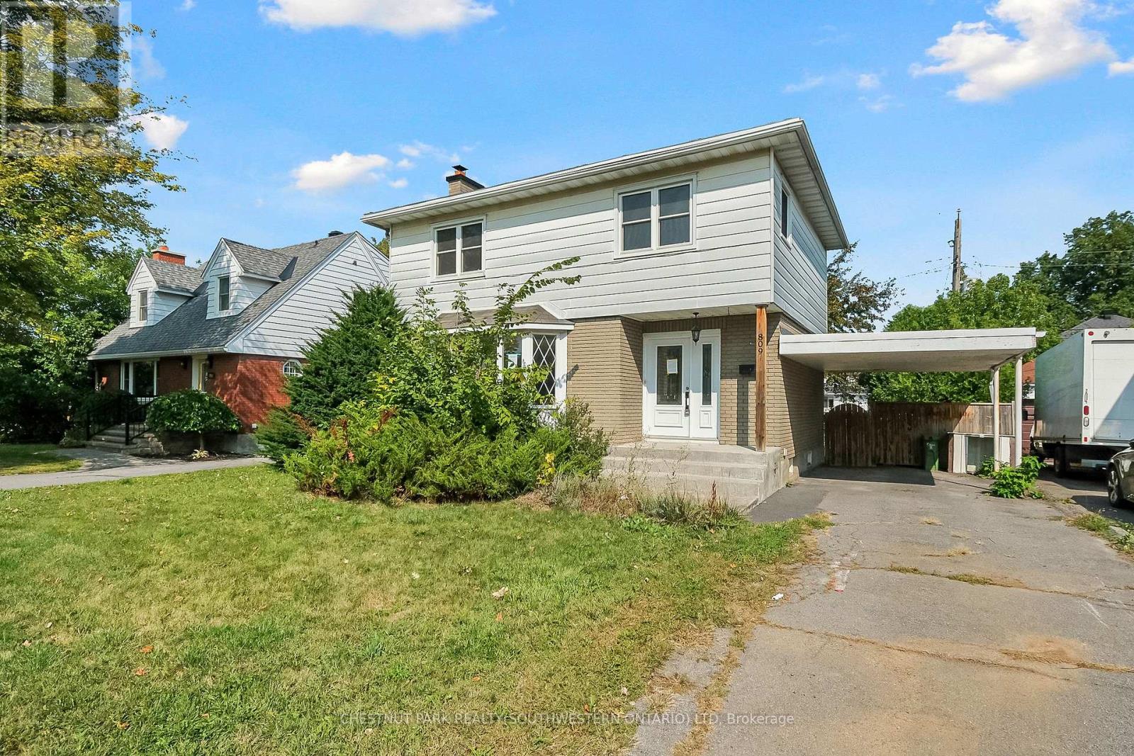 809 Smyth Road N, Ottawa, Ontario  K1G 1P2 - Photo 2 - X12653942