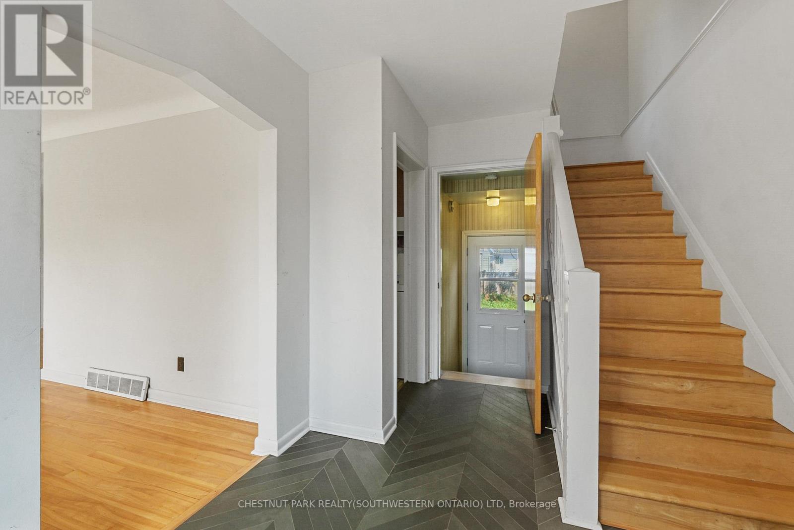 809 Smyth Road N, Ottawa, Ontario  K1G 1P2 - Photo 5 - X12653942