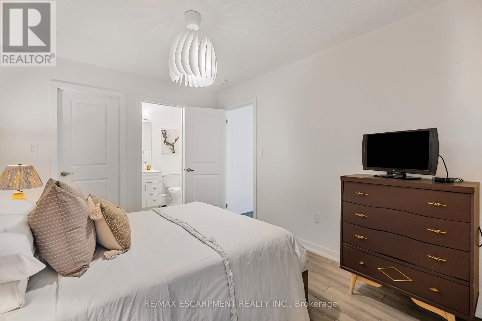 1543 Hilson Heights, Milton, Ontario  L9T 7E7 - Photo 17 - W12399609