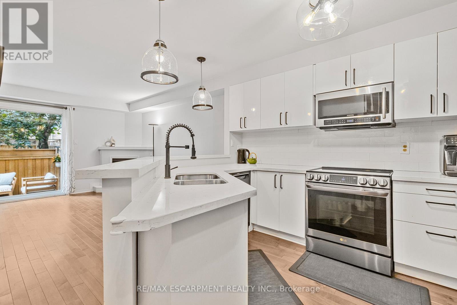 5 - 2015 Cleaver Avenue, Burlington, Ontario  L7M 4J7 - Photo 5 - W12467053