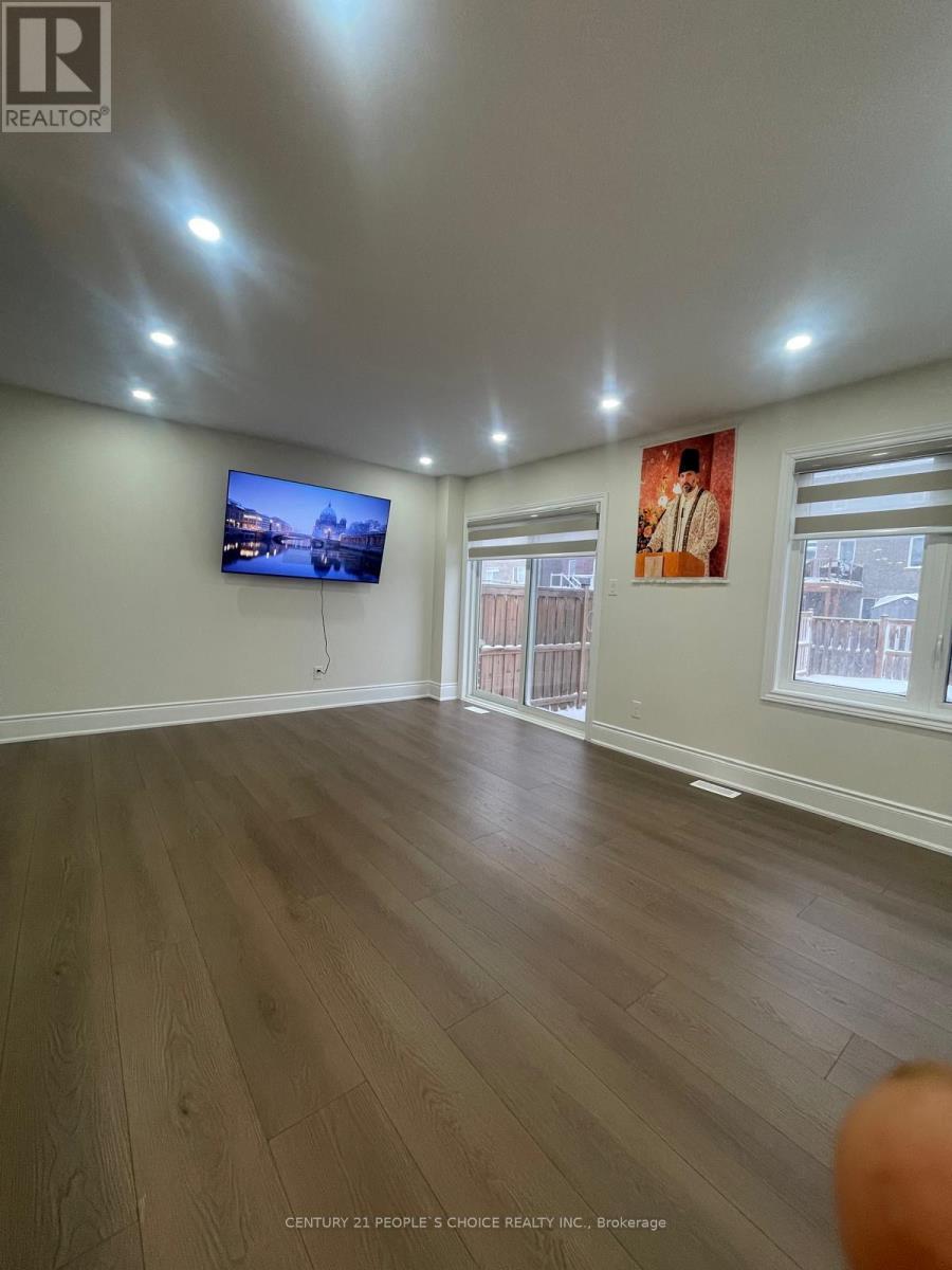 58 Renfrew Street, Kitchener, Ontario  N2R 1W6 - Photo 9 - X12654016