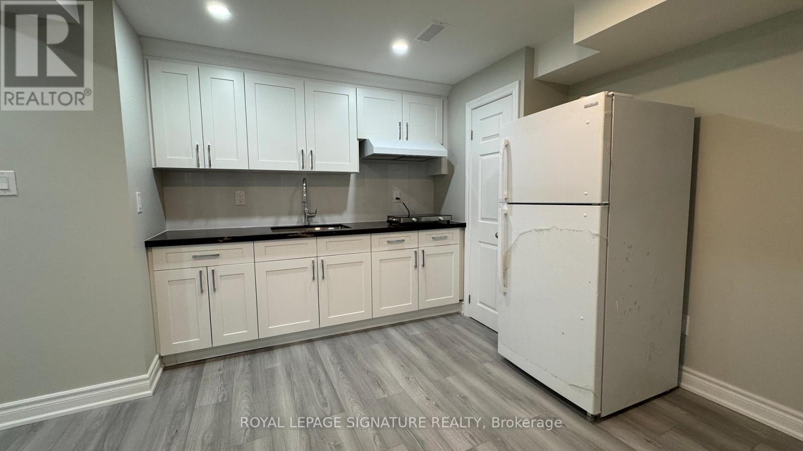 Bsmt 1bd - 1686 Summergrove Crescent, Mississauga, Ontario  L5M 3Z4 - Photo 4 - W12654048