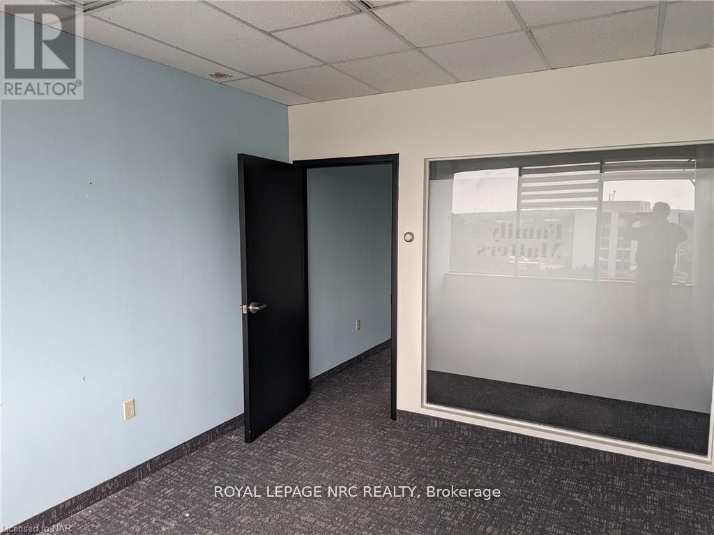 702 - 43 Church Street W, St. Catharines, Ontario  L2R 7E1 - Photo 3 - X12654108