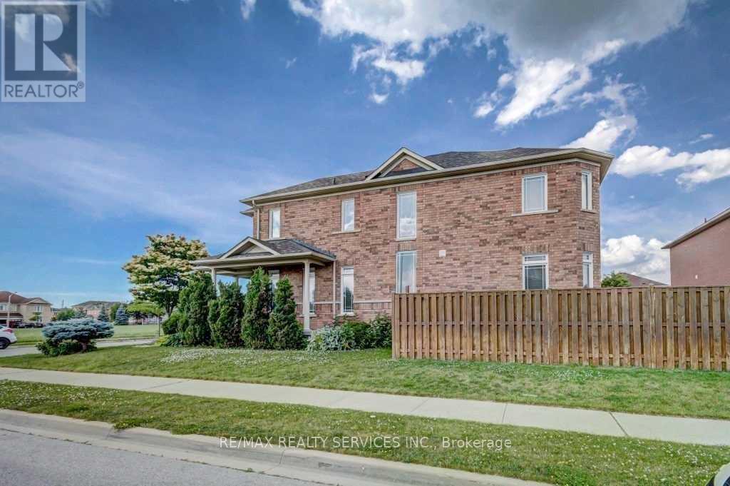 19 Putnam Drive, Brampton, Ontario  L7A 3S4 - Photo 2 - W12654086
