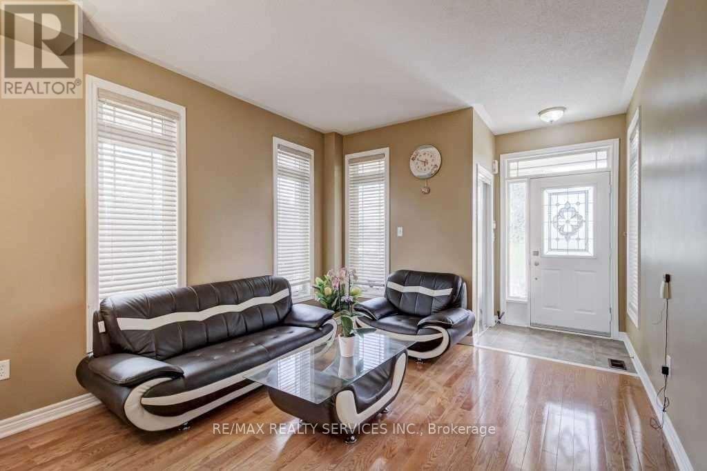 19 Putnam Drive, Brampton, Ontario  L7A 3S4 - Photo 4 - W12654086