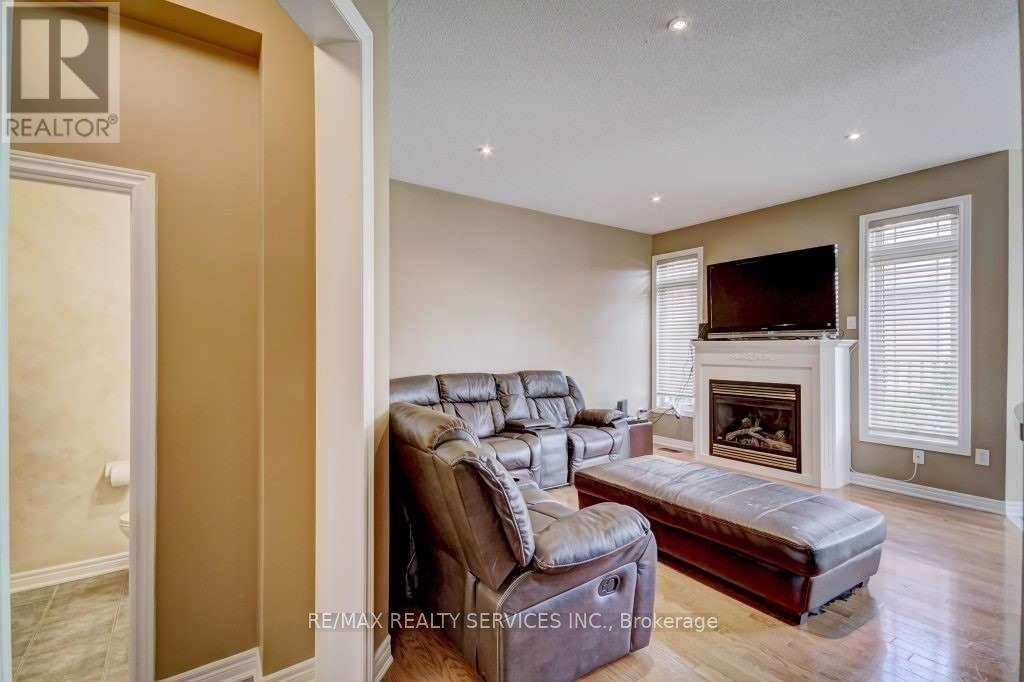 19 Putnam Drive, Brampton, Ontario  L7A 3S4 - Photo 6 - W12654086