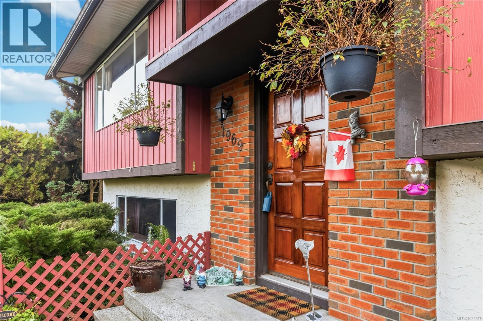 1969 Blackthorn Dr, Central Saanich, British Columbia  V8M 1V8 - Photo 2 - 1022267