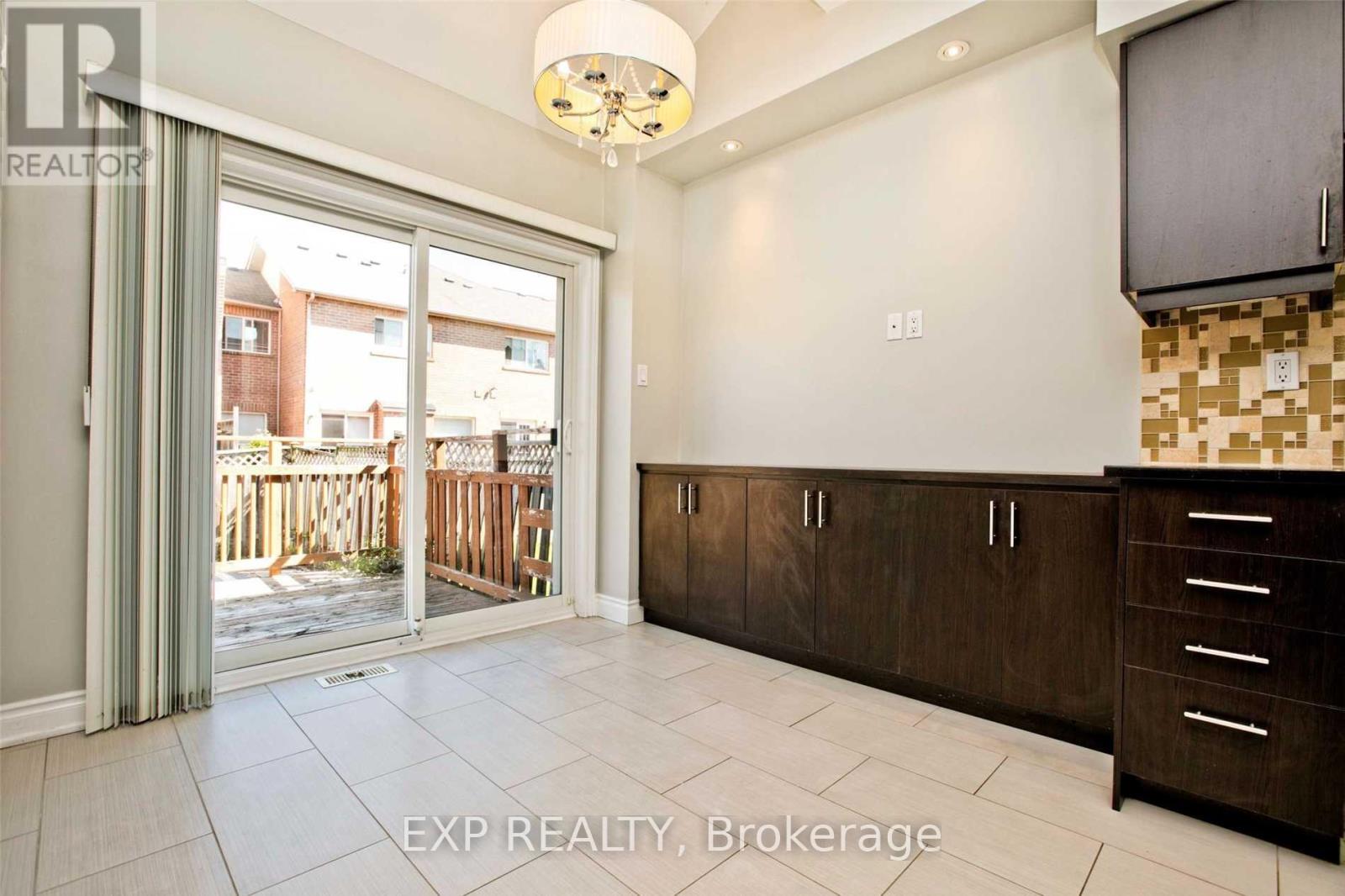 32 Nottingham Drive, Richmond Hill, Ontario  L4S 1Z6 - Photo 5 - N12654156