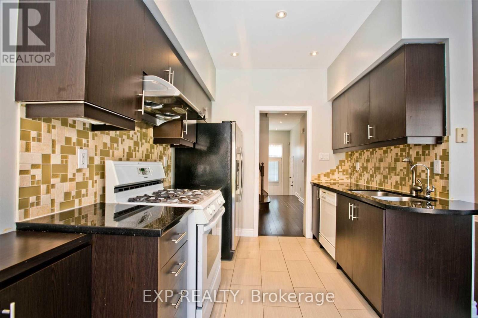 32 Nottingham Drive, Richmond Hill, Ontario  L4S 1Z6 - Photo 7 - N12654156