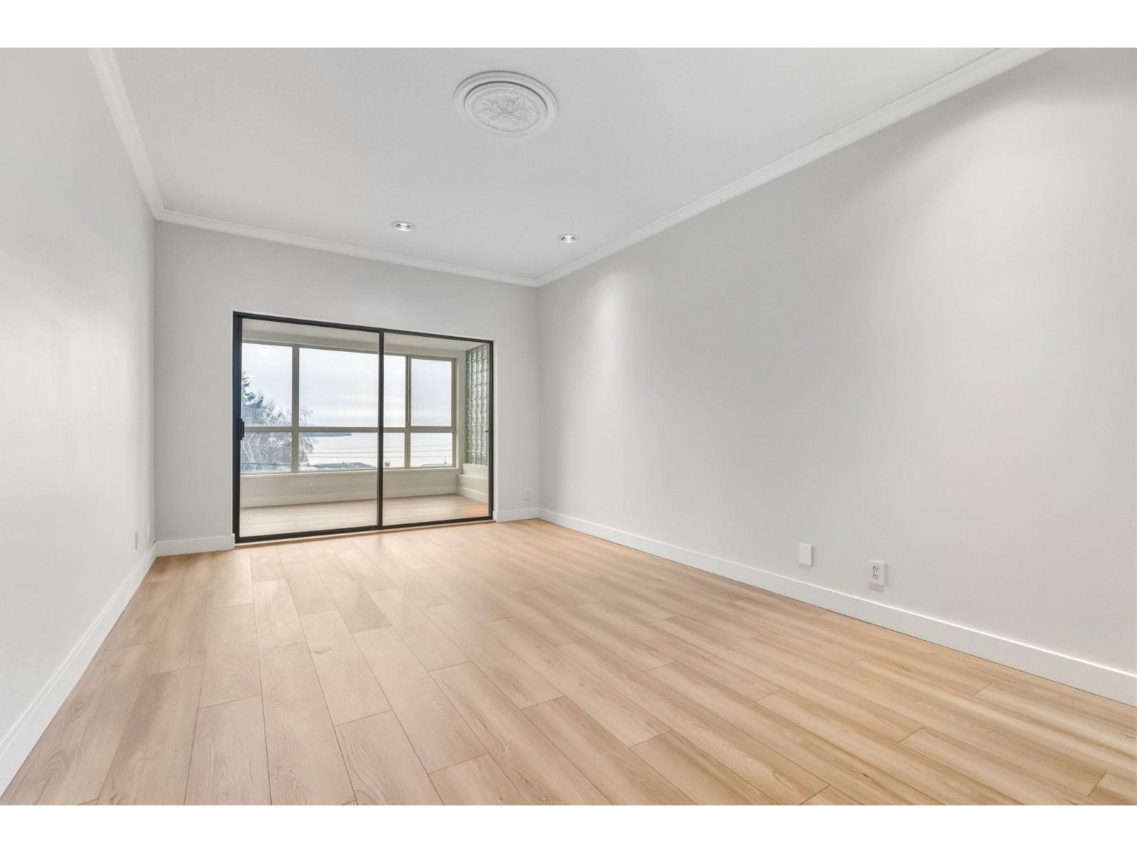 Listing Picture 18 of 29 : 204 15176 BUENA VISTA AVENUE, White Rock - 魯藝地產 Yvonne Lu Group - MLS Medallion Club Member