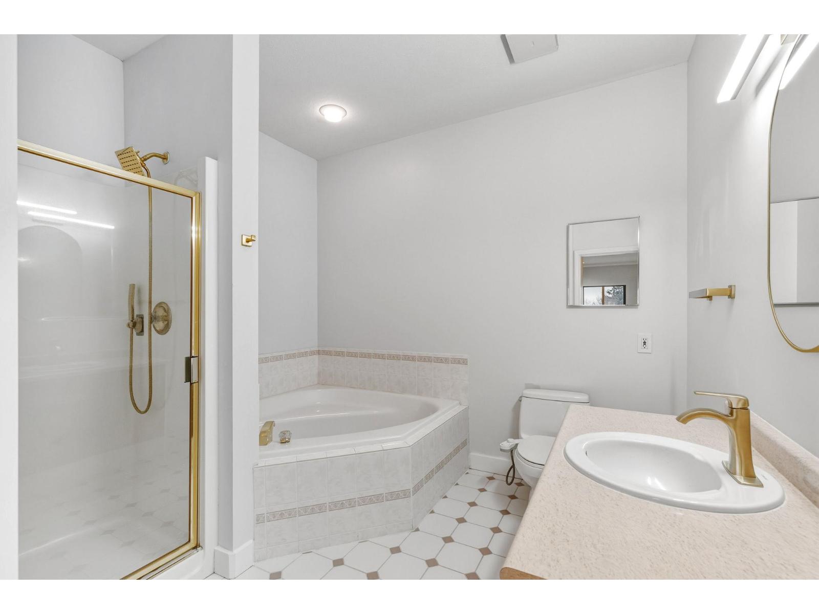 Listing Picture 21 of 29 : 204 15176 BUENA VISTA AVENUE, White Rock - 魯藝地產 Yvonne Lu Group - MLS Medallion Club Member