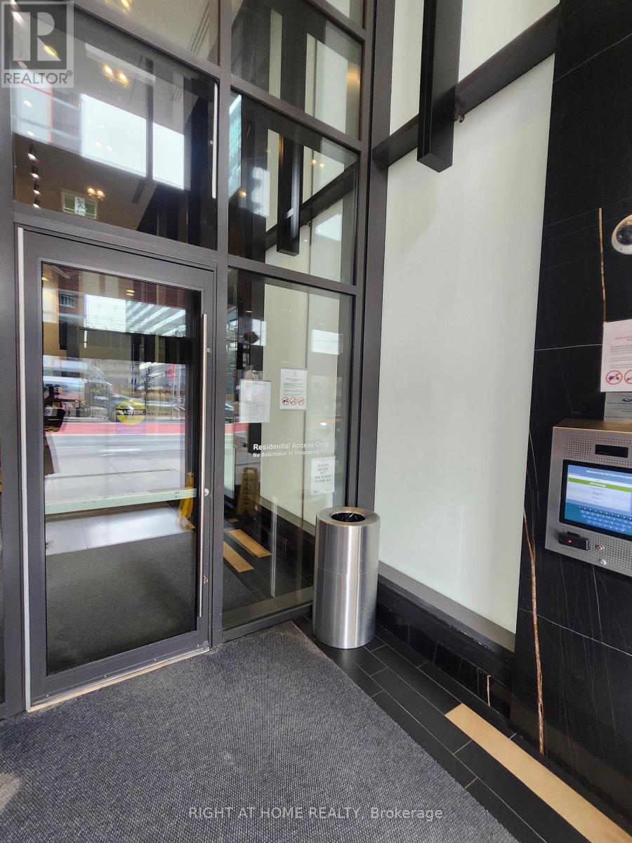 1301 - 111 Bathurst Street, Toronto, Ontario  M5V 0M9 - Photo 29 - C12654208