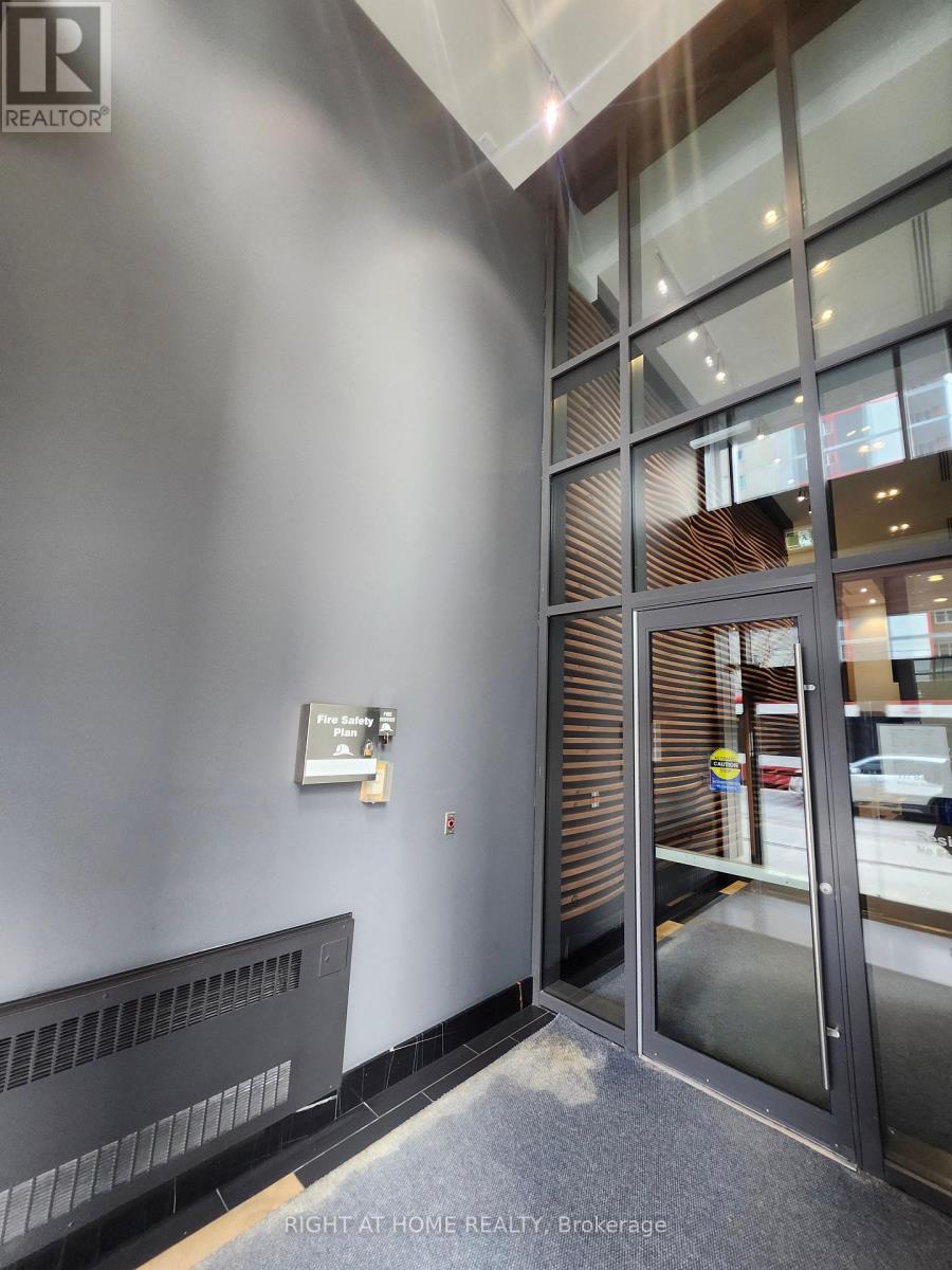 1301 - 111 Bathurst Street, Toronto, Ontario  M5V 0M9 - Photo 3 - C12654208