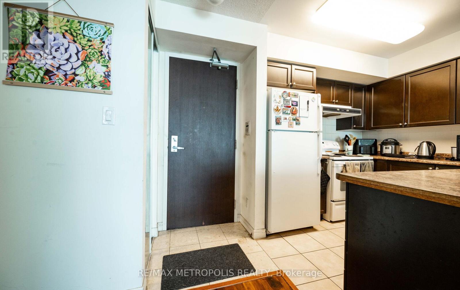 1209 - 335 Rathburn Road W, Mississauga, Ontario  L5B 0C8 - Photo 8 - W12654224