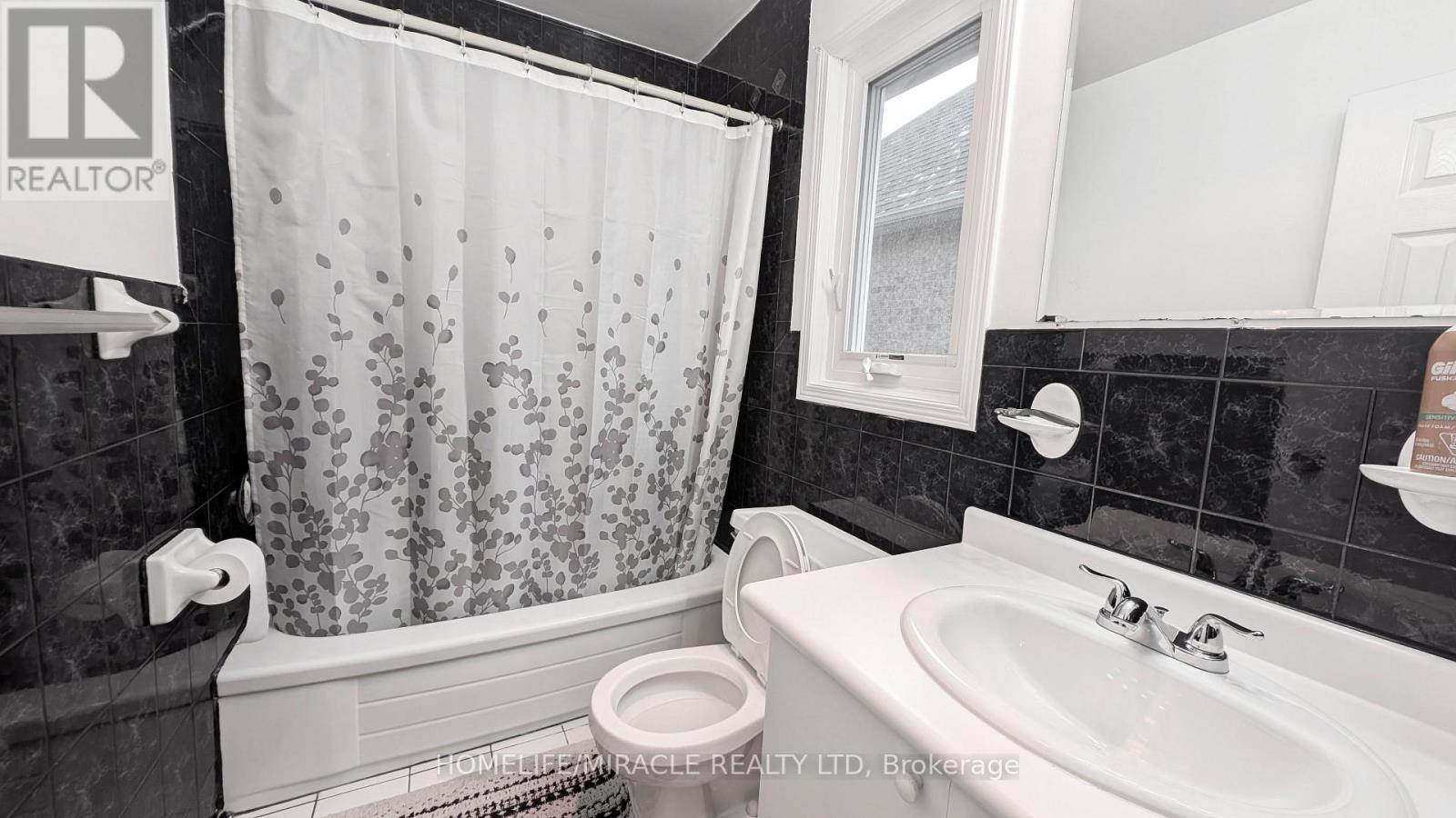 Upper - 51 Rocky Mountain Crescent, Brampton, Ontario  L6R 1E7 - Photo 11 - W12654200
