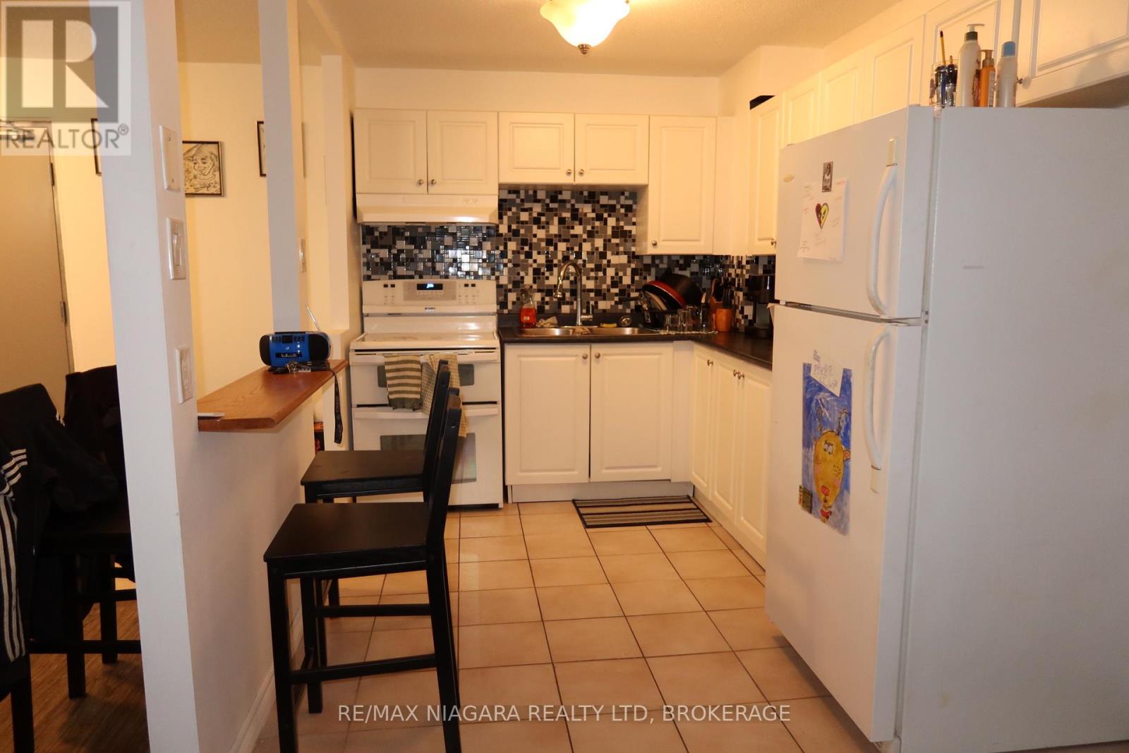 201 - 242 Oakdale Avenue, St. Catharines, Ontario  L2P 3K5 - Photo 3 - X12654266