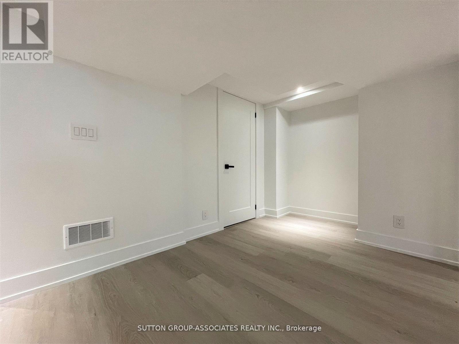 Lower - 24 Dunraven Drive, Toronto, Ontario  M6M 1H1 - Photo 6 - W12654268