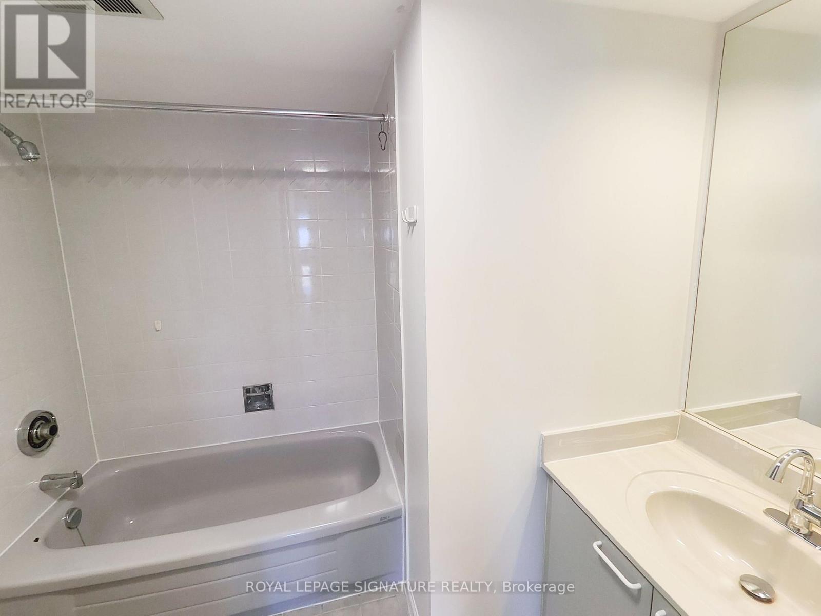 2208 - 50 Eglinton Avenue W, Mississauga, Ontario  L5R 3P5 - Photo 7 - W12654292