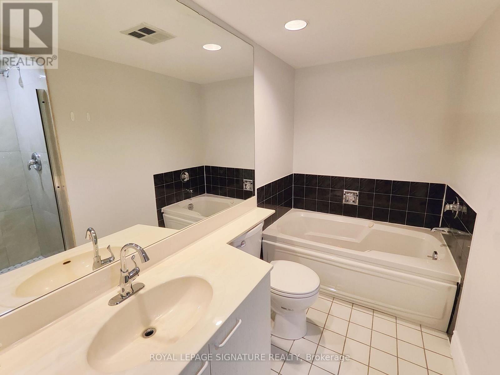 2208 - 50 Eglinton Avenue W, Mississauga, Ontario  L5R 3P5 - Photo 9 - W12654292