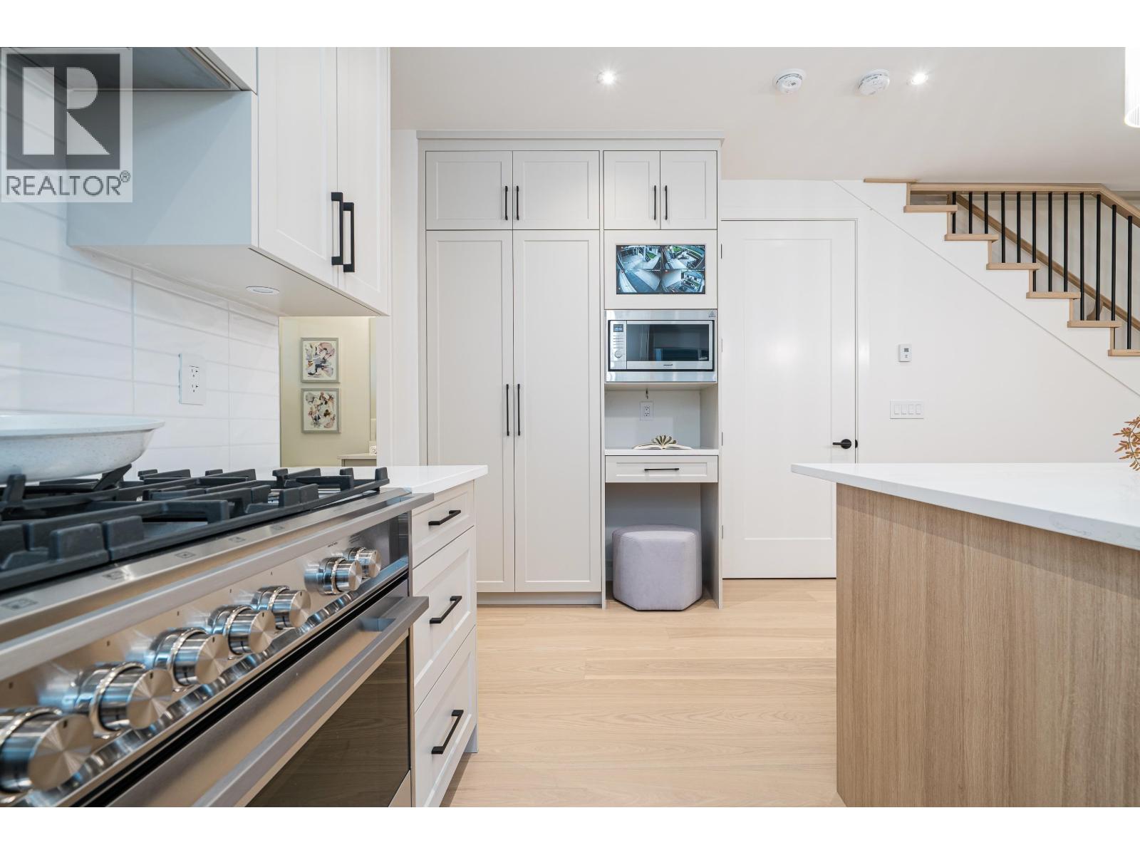 3817 Oxford Street, Burnaby, British Columbia V5C 1C2 - Photo 10 - R3075225