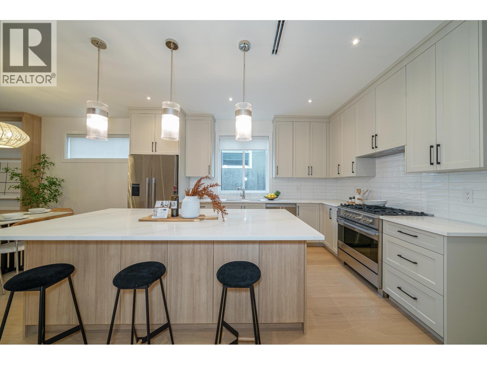 3817 Oxford Street, Burnaby, British Columbia V5C 1C2 - Photo 11 - R3075225