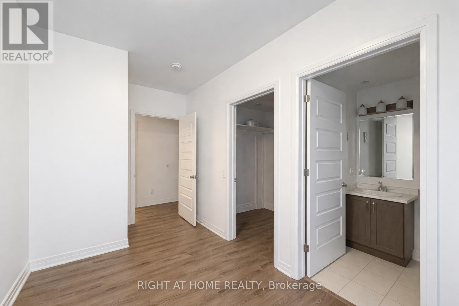 306 - 50 Kaitting Trail, Oakville, Ontario  L6M 5N3 - Photo 6 - W12654326