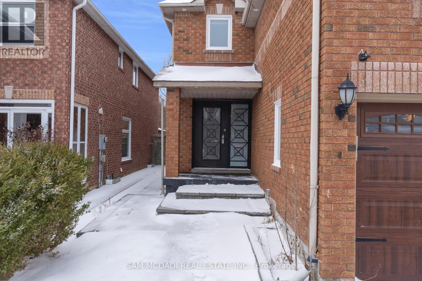 3722 Densbury Drive, Mississauga, Ontario  L5N 6Z1 - Photo 2 - W12654334