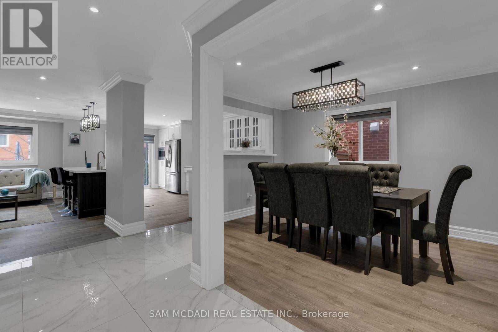 3722 Densbury Drive, Mississauga, Ontario  L5N 6Z1 - Photo 4 - W12654334