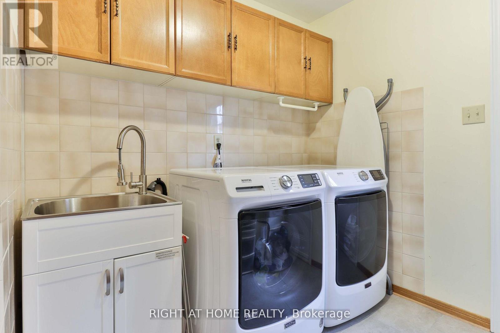 1433 Bough Beeches Boulevard, Mississauga, Ontario  L4W 3B4 - Photo 13 - W12646658