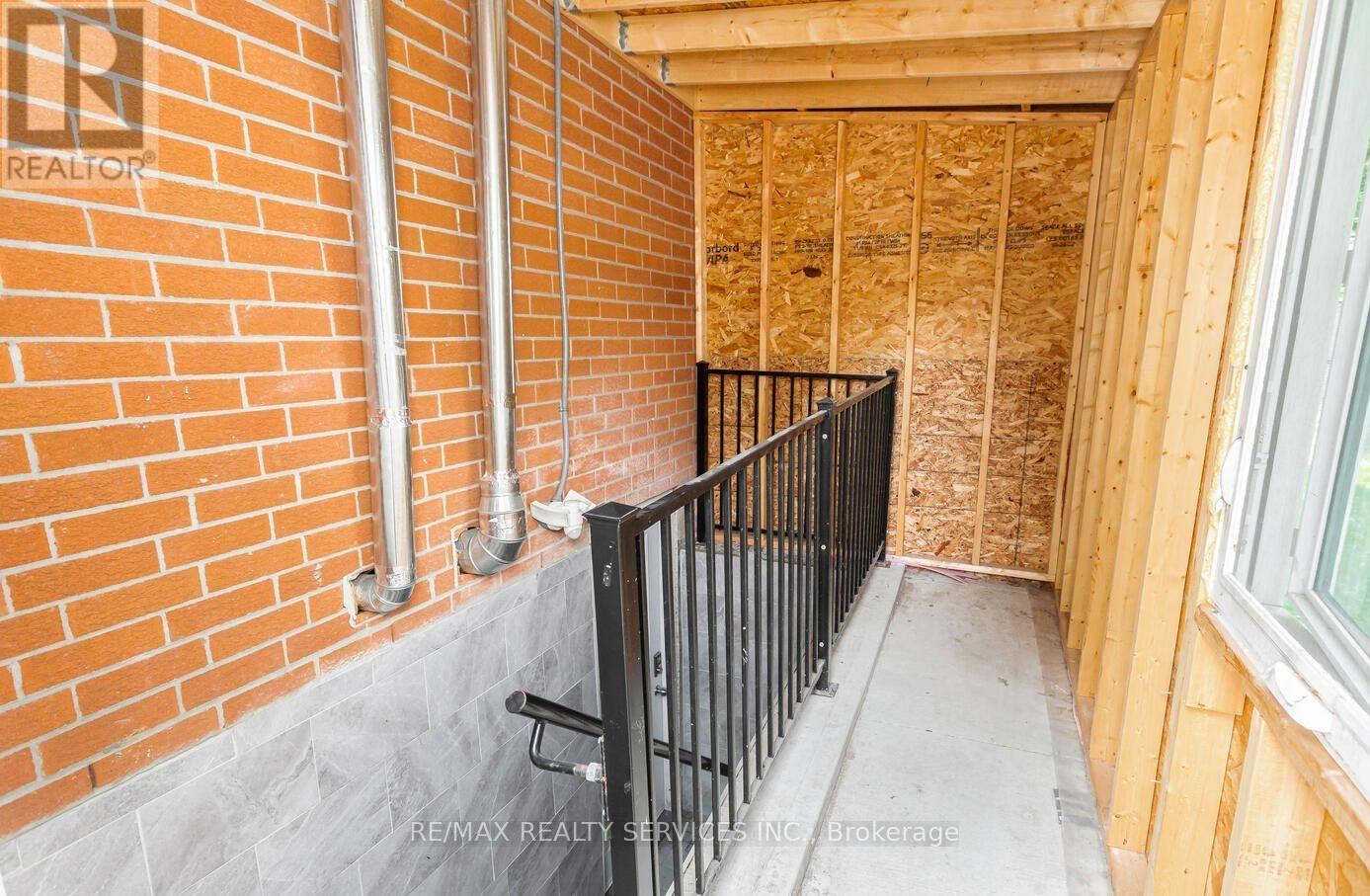 20 Driscoll Drive, Brampton, Ontario  L6Y 3H7 - Photo 2 - W12654360