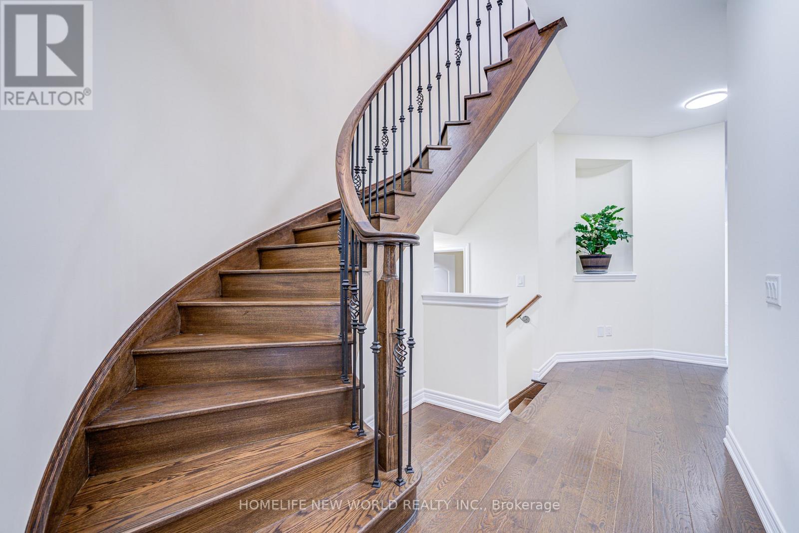 88 Roth Street, Aurora, Ontario  L4G 0W7 - Photo 4 - N12355074