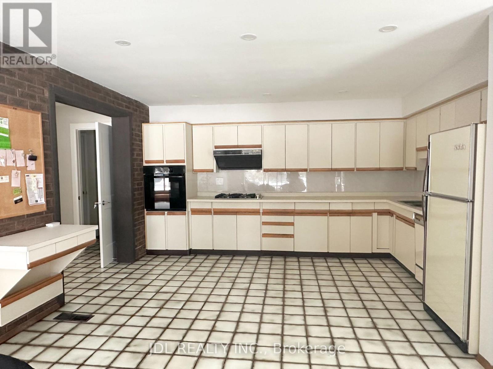 Main And Upper - 17 Fairway Heights Crescent, Markham, Ontario  L3T 1K1 - Photo 3 - N12654394