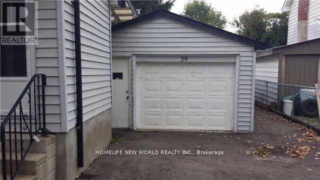 39 Windsor Drive, Whitchurch-Stouffville, Ontario  L4A 7X3 - Photo 2 - N12278805