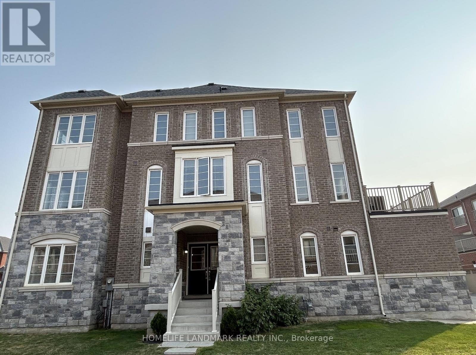 3 Temple Manor, Brampton, Ontario  L6Y 6C5 - Photo 2 - W12654430